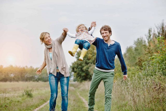 Familie mit Kind in der Natur